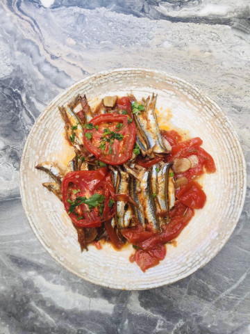 Anchovy baked with oil and oregano