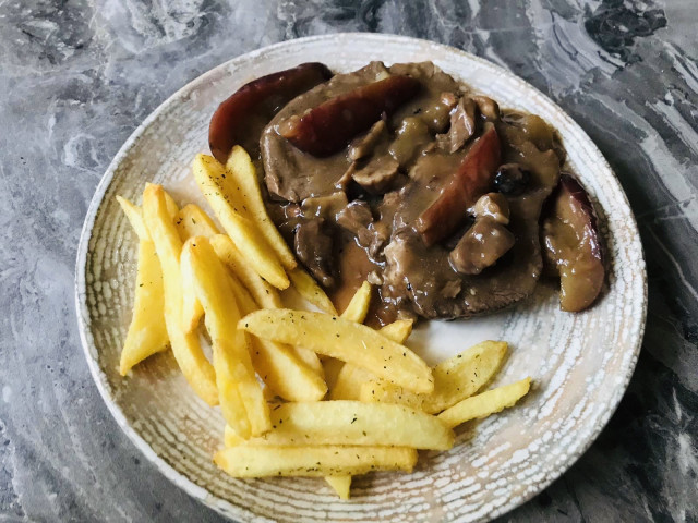 Μοσχάρι με μήλο και καστανο